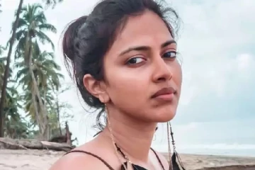 சாரி மேடம் நான் ரோடு-னு நெனச்சன்.. அப்படியொரு உடையில் நடிகை அமலா பால்