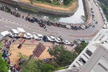 வரிசைகட்டி நிற்கும் இலங்கை மக்கள்; எதற்கு தெரியுமா?