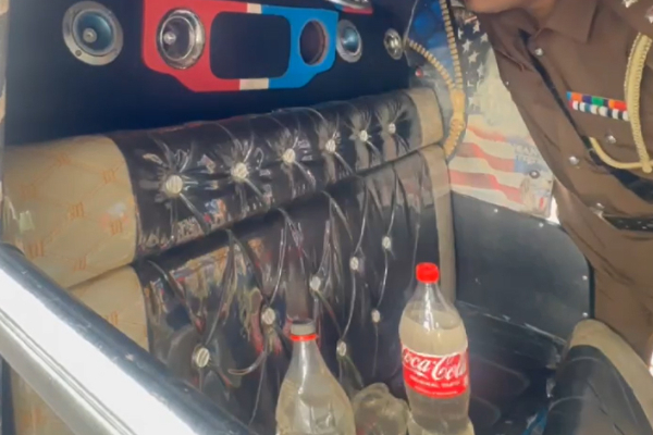 மட்டக்களப்பு முச்சக்கரவண்டியில் பொலிஸாருக்கு காத்திருந்த ஷாக் | Leakage Smuggling On A Three Wheeler In Batticaloa மட்டக்களப்பு முச்சக்கரவண்டியில் பொலிஸாருக்கு காத்திருந்த ஷாக் | Leakage Smuggling On A Three Wheeler In Batticaloa