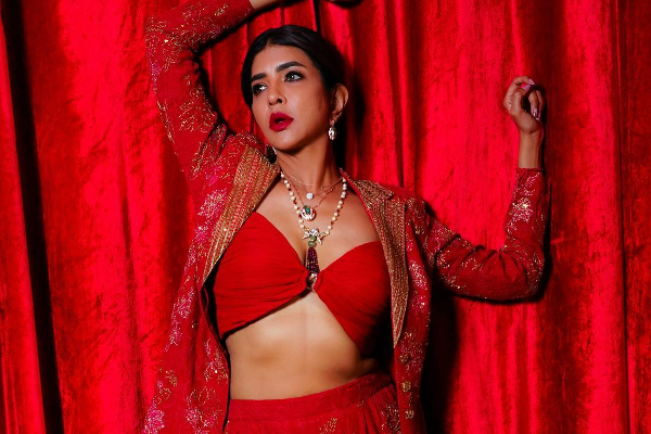 பேட்டி கொடுக்கும்போது இடையில் வந்த நபரை அடித்த நடிகை! வைரலாகும் வீடியோ | Lakshmi Manchu Hits A Man For Blocking Camera