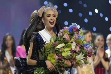 மிஸ் யுனிவர்ஸ் அழகி பட்டத்தை கைப்பற்றிய அமெரிக்கப் பெண்!
