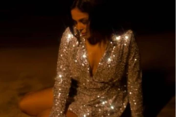 Vநெக் ஷாட் ஆடையில் இப்படியொரு போஸ்!! சாந்தினி வெளியிட்ட கவர்ச்சி புகைப்படம்..