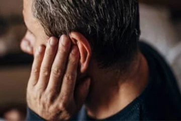 பொலிஸ் அதிகாரியின் காதை கடித்த திருடன்