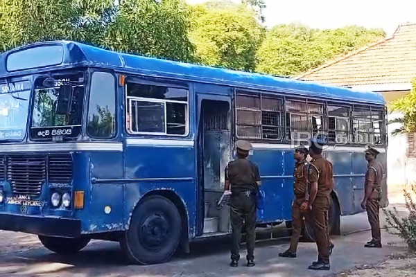 எல்லை தாண்டிய 29 தமிழக கடற்றொழிலாளர்களுக்கு தொடரும் விளக்கமறியல்! | 29 Pondicherry Fishermen Remanded