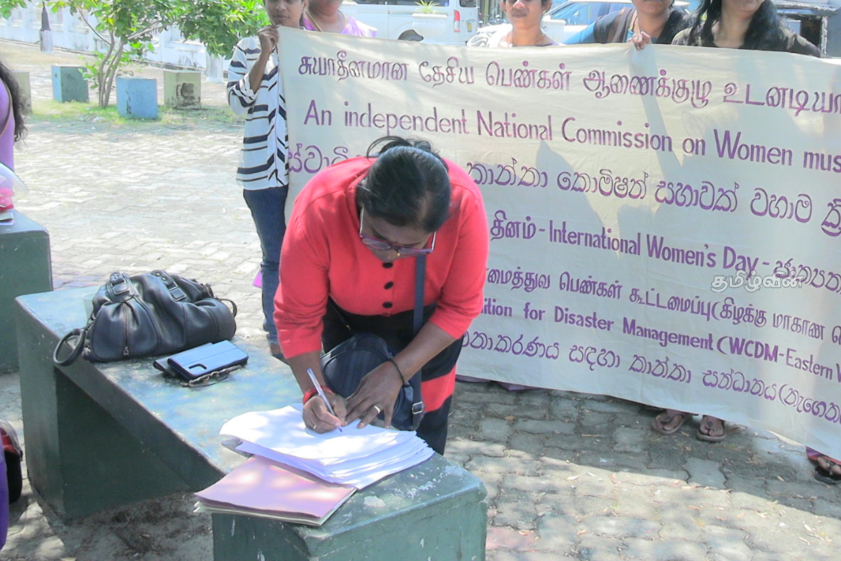 மட்டக்களப்பில் பெண்கள் கவன ஈர்ப்பு ஊர்வலம்: 1800 கையெழுத்துகளுடன் ஜனாதிபதிக்கு மனு | Women S Awareness March In Batticaloa