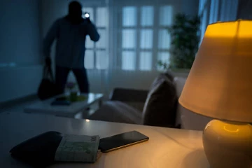 யாழில் ஒரே இரவில் மூன்று வீடுகளில் கைவரிசை; பொலிஸார் தீவிர விசாரணை