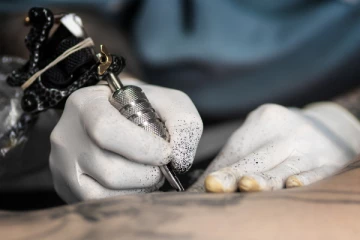 டாட்டூ பிரியர்களே கவனம்... பச்சை குத்திய இருவருக்கு HIV!