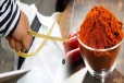 கண்ணுக்குள் மிளகாய் தூள் தூவி தங்கச் சங்கிலி திருட முயற்சி ; மடக்கிப்பிடிக்கப்பட்ட நபர் நையப்புடைப்பு
