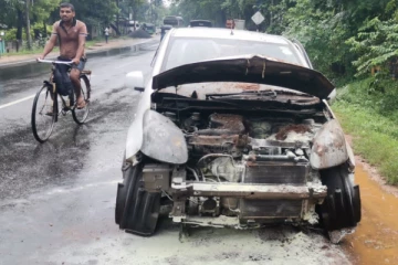 திடீரென தீப்பற்றி எரிந்த சொகுசு கார் (Photo)