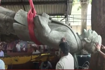 மக்களால் வீழ்த்தப்பட்ட ராஜபக்சவின் சிலை மீண்டும் நிறுவப்பட்டது