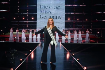 மிஸ் ஜேர்மனி பட்டம் வென்று அசத்திய இரண்டு குழந்தைகளின் தாய்!