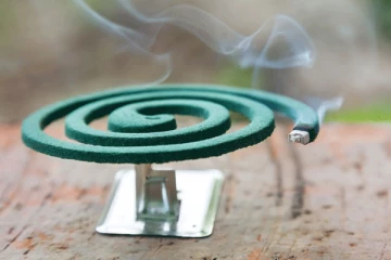 මදුරු දඟර දල්වන්නේ බලාගෙනයි.ජීවිතයට ආදරෙයි නම් අත්හරින්න.