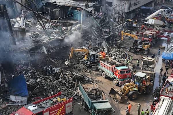 பாகிஸ்தானில் ஏற்பட்ட திடீர் தீ விபத்தில் 73 பேர் உயிரிழப்பு ; மீட்புக் குழுவினர் கடும் சோதனையில் | 73 Killed Pakistan Fire Rescue Teams Under Severe பாகிஸ்தானில் ஏற்பட்ட திடீர் தீ விபத்தில் 73 பேர் உயிரிழப்பு ; மீட்புக் குழுவினர் கடும் சோதனையில் | 73 Killed Pakistan Fire Rescue Teams Under Severe