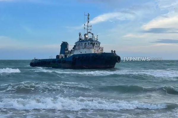 மன்னார் கடற்கரைக்கு வந்த இந்திய கப்பல்: பார்வையிட குவித்த மக்கள்! | Indian Ship Arrived At The Coast Of Mannar