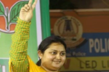 அதிமுக வேட்பாளர்களை ஆதரித்து பிரசாரத்தில் ஈடுபடும் பிரபல நடிகை