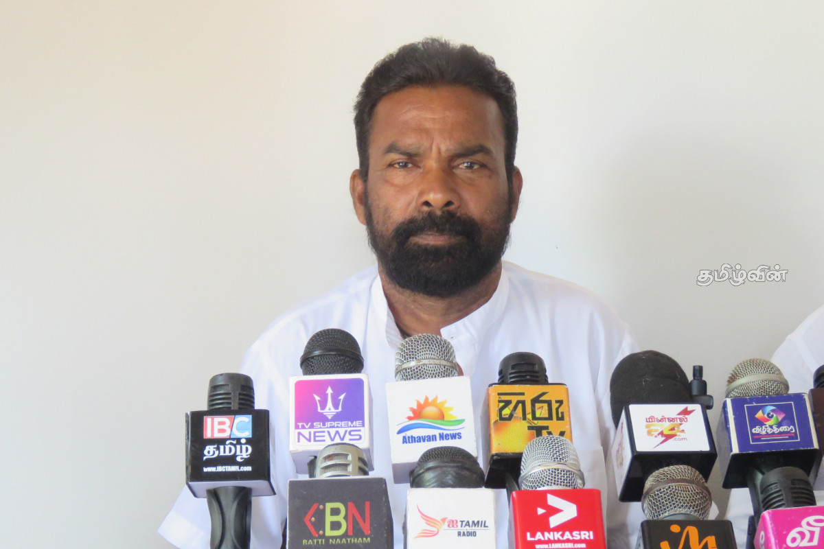 மட்டக்களப்பு காந்தி பூங்காவில் தலைக்கவசம் பாதுகாக்க என கூறி சட்டவிரோதமாக பணம் வசூலிப்பு | Illegal Charges Helmets Security At Gandhi Park