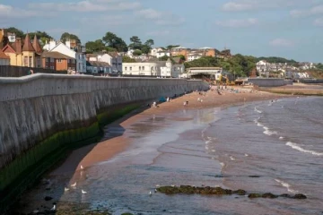 பிரிட்டன் கடற்கரையில் மீட்கப்பட்ட உக்ரேனிய சிறுமி மரணம்