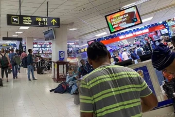 கட்டுநாயக்க விமான நிலையத்திற்கு வந்த விமானத்தில் ஒருவர் கைது