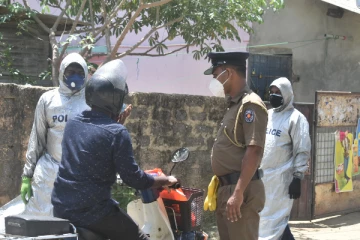 யாழில் வெளிநாட்டில் இருந்துவந்த மகள் பூட்டிய வீட்டில்  சடலமாக...தாய் வைத்தியசாலையில்