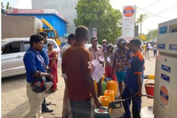 திருகோணமலையில் விவசாயிகளின் வெட்டு இயந்திரங்களுக்கான எரிபொருள் விநியோகம் (படங்கள்)
