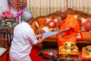 நாட்டை முடக்குங்கள் - மல்வத்து மற்றும் அஸ்கிரிய பீடாதிபதிகள் ஜனாதிபதியிடம் கோரிக்கை