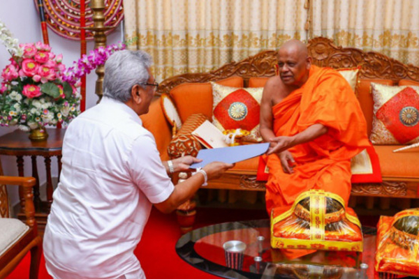 நாட்டை முடக்குங்கள் - மல்வத்து மற்றும் அஸ்கிரிய பீடாதிபதிகள் ஜனாதிபதியிடம்  கோரிக்கை - ஐபிசி தமிழ்