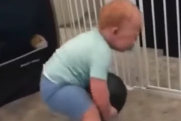 6 கிலோ எடையை அசால்ட்டாக தூக்கிய ஒரு வயது குழந்தை ! மில்லியன் பேரை மிரள வைத்த காட்சி