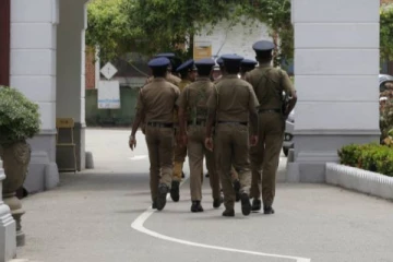 பெண்ணொருவரை கொடூரமாக தாக்கிய பொலிஸ் கான்ஸ்டபின்!