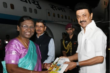 சென்னை வந்த ஜனாதிபதி திரௌபதி முர்முவை நேரில் வரவேற்று பரிசளித்த முதல்வர் ஸ்டாலின்!