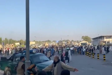 காபூல் விமான நிலையத்தில் தலிபான்கள்  துப்பாக்கிச்சூடு - 5 பேர் உயிரிழப்பு