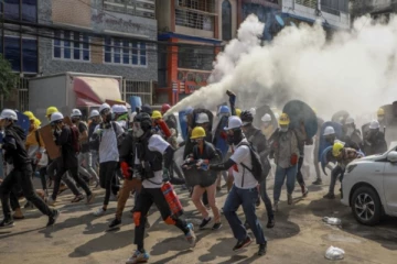 மியன்மாரில் தொடரும் வன்முறை;  தப்பியோடும் மக்கள்