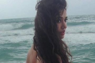 டூபீஸ் ஆடையில் பீச்சில் என்ஜாய் பண்ணும் நடிகை திஷா பதானி!! யார் கூட தெரியுமா?