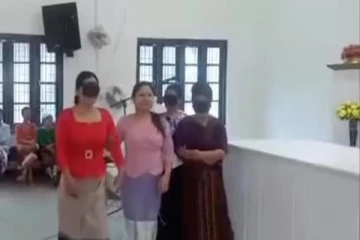 கண்கள் கட்டப்பட்ட பின்பும் நூதன முறையில் கணவரை கண்டுபிடித்த மனைவி! வைரலாகும் வீடியோ