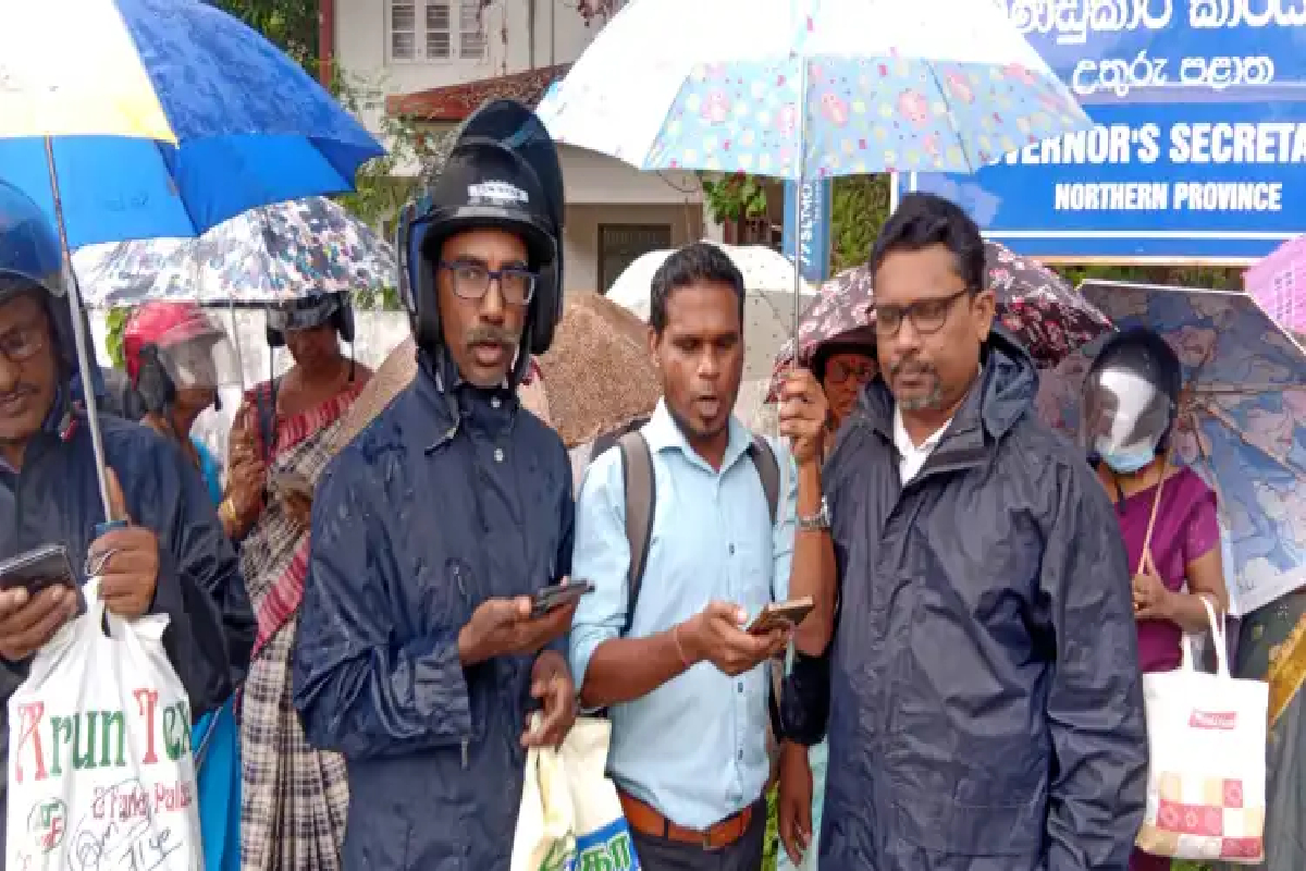 யாழில் கொட்டும் மழையிலும் ஆசிரியர்கள் போராட்டம்! ஆளுநருக்கு எதிராகப் பலத்த குற்றச்சாட்டு | Teachers Protest In Jaffna Amidst Pouring Rain