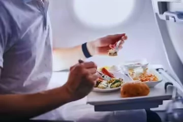 சைவ உணவு கேட்ட பயணிக்கு அசைவம் வழங்கிய விமான நிறுவனம் - மருத்துவர் பலி?