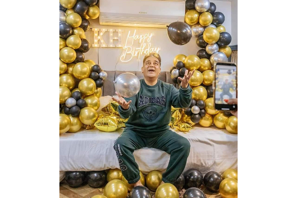 குழந்தை போல் பலூனுடன் விளையாடும் கமல் ஹாசன்.. பிறந்தநாள் கொண்டாட்ட புகைப்படம் | Kamal Haasan Pre Birthday Celebration குழந்தை போல் பலூனுடன் விளையாடும் கமல் ஹாசன்.. பிறந்தநாள் கொண்டாட்ட புகைப்படம் | Kamal Haasan Pre Birthday Celebration