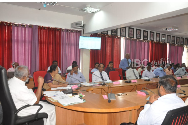 அரச அதிகாரிகள் சமூக சிந்தனையோடு செயற்பட வேண்டும் - டக்ளஸ் வேண்டுகோள் | Government Officials Socially Minded Douglas