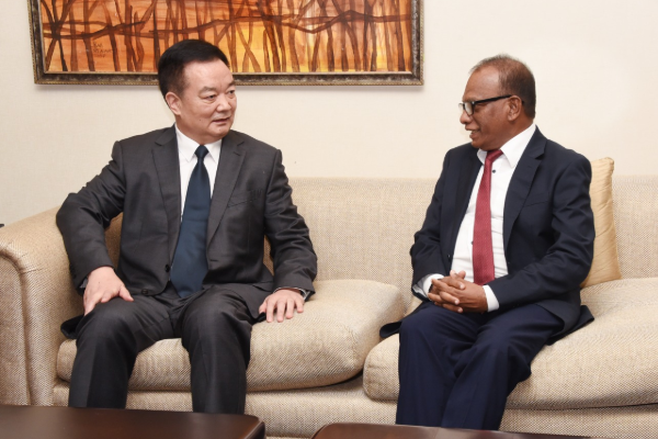 இந்தியாவை தொடர்ந்து இலங்கைக்குள் கலமிறங்கிய சீனத் தூதுக் குழு | A Chinese Delegation Arrived In Sri Lanka