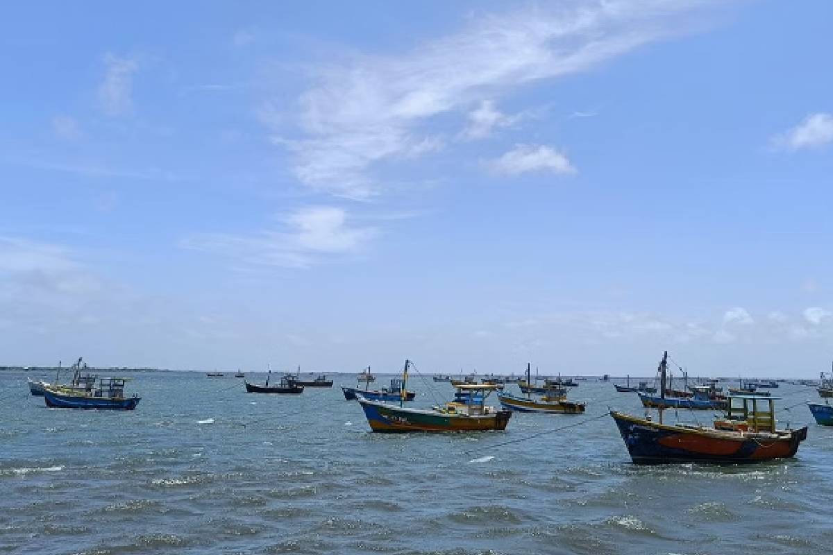 நெடுந்தீவுக் கடலில் மூழ்கிய கடற்றொழிலாளர்! தேடுதல் வேட்டை தீவிரம் | Fisherman Drowns Neduntheevu Sea Search Operation நெடுந்தீவுக் கடலில் மூழ்கிய கடற்றொழிலாளர்! தேடுதல் வேட்டை தீவிரம் | Fisherman Drowns Neduntheevu Sea Search Operation
