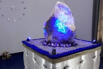 இலங்கையின் இராட்சத இரத்தினக் கல்லை விற்க உதவும் உலகப் பிரபலம்