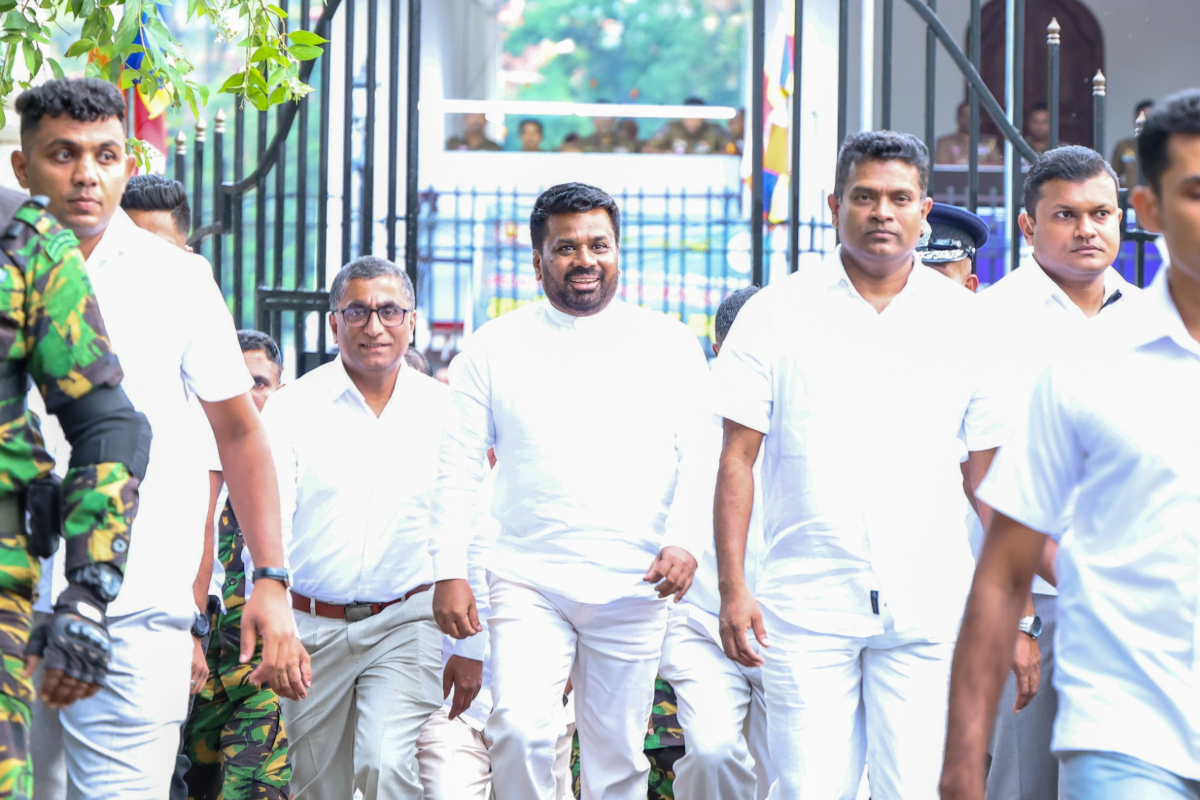 மகா சங்கத்தினரை சந்தித்து ஆசி பெற்றார் ஜனாதிபதி அனுர குமார | President Anura A Meets Maha Sangha For Blessings