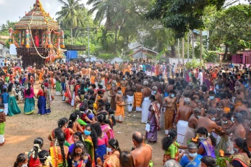 யாழில் கோவில் திருவிழாவில் பெண்களின் முகம் சுழிக்க வைத்த செயல்!
