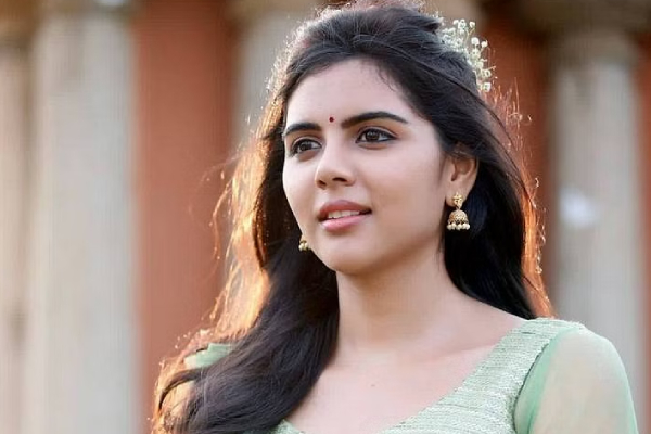 அழகில் ரசிகர்களை சொக்க வைக்கும் சிம்பு பட நடிகை.. இதோ புகைப்படம்! | Kalyani Priyadarshan Latest Photoshoot