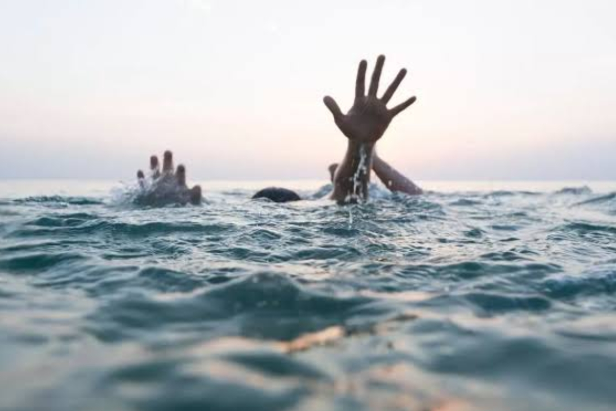 தோணி கவிழ்ந்ததில் ஒரே குடும்பத்தை சேர்ந்த சிறுவர்கள் பலி | Brother And Sister From The Same Family Drowned தோணி கவிழ்ந்ததில் ஒரே குடும்பத்தை சேர்ந்த சிறுவர்கள் பலி | Brother And Sister From The Same Family Drowned