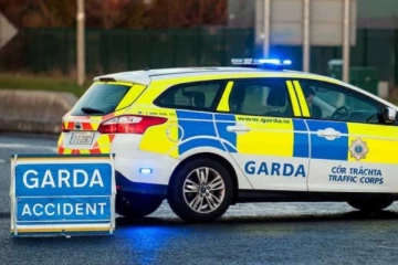 சுவர் மீது மோதி நொறுங்கிய கார்: அயர்லாந்தில் சிறுவன் உள்பட 3 பேருக்கு நேர்ந்த சோகம்