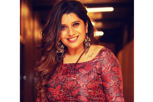 நடு ரோட்டில் அமர்ந்து வீடியோ வெளியிட்ட தொகுப்பாளினி பிரியங்கா.. நீங்களே பாருங்க | Priyanka Deshpande Latest Insta Video