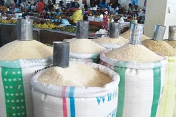 උත්සව සමයේ භාණ්ඩ මිලට මොකද වෙන්නේ..? ආනයනකරුවන් කියන කතාව..