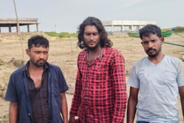படகு பழுதால் இந்தியாவையடைந்த யாழ்ப்பாண கடற்தொழிலாளர்கள்!(படங்கள்)