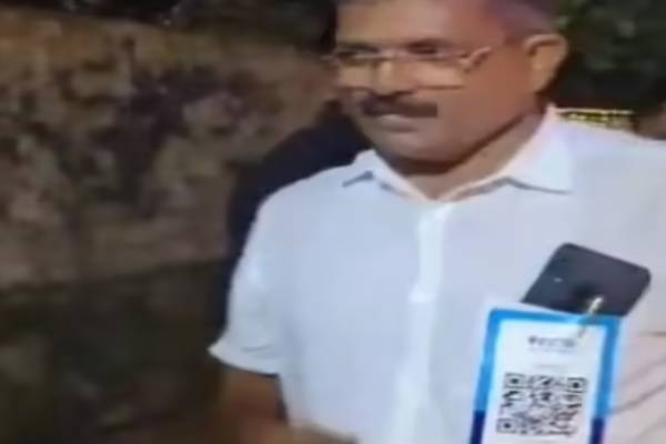 திருமணத்தில் மொய் வசூலிக்க சட்டையில் QR Codeஐ ஒட்டிய தந்தை- வைரல் வீடியோ | Bride S Father At Kerala Wedding Straps Qr Code திருமணத்தில் மொய் வசூலிக்க சட்டையில் QR Codeஐ ஒட்டிய தந்தை- வைரல் வீடியோ | Bride S Father At Kerala Wedding Straps Qr Code
