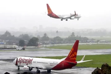 விமானம் புறப்பட்ட சிறிது நேரத்தில் கழன்று விழுந்த சக்கரம்: பரபரப்பை உருவாக்கிய சம்பவம்